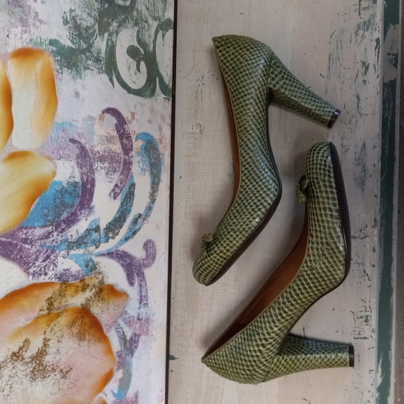 VINCE CAMUTO  GREEN, LEATHER, SNAKE SKIN PRINT, BRAIDED BOW-TIE HEELS - Picture 3 of 16